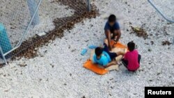 Anak-anak bermain di kamp pengungsi di Pulau Nauru yang dikelola oleh pemerintah Australia (foto: dok). 