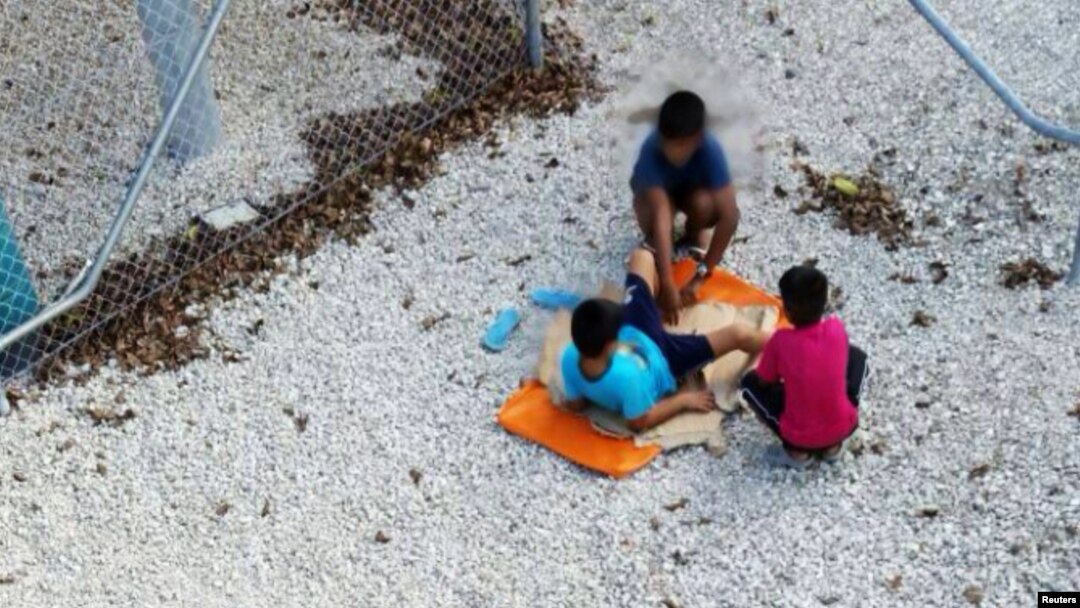 Anak-anak bermain di pusat tahanan yang dikelola Australia di pulau Nauru (foto: Amnesty International/Reuters).