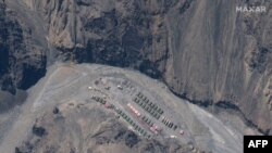 지난해 5월 위성에서 촬영한 갈완계곡의 중국군 캠프