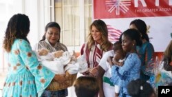 Amai Melania Trump nemamwe madzimai nevana kuGreater Accra Regional Hospital , Ghana, (Oct. 2, 2018.)