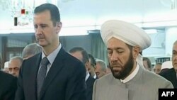 Hình ảnh Tổng thống al-Assad và đại giáo sĩ Ahmed Hassun trên đài tuyền hình nhà nước Syria, ngày 8/8/2013.