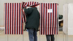 Yon elektè ki t ap antre nan yon izolwa pou l vote nan primè New Hampshire la madi 11 fevriye 2020 an. (Foto: REUTERS/BRENDAN McDermid).