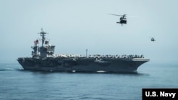 미군 항공모함 칼빈슨 호 주변에서 헬리콥터들이 비행하고 있다. (자료사진)