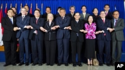U.S. Secretary of State Hillary Rodham Clinton, 4th left, joins hands with ASEAN Secretary-General Surin Pitsuwan and ASEAN leaders during a meeting at the ASEAN Secretariat in Jakarta, Indonesia September 4, 2012.