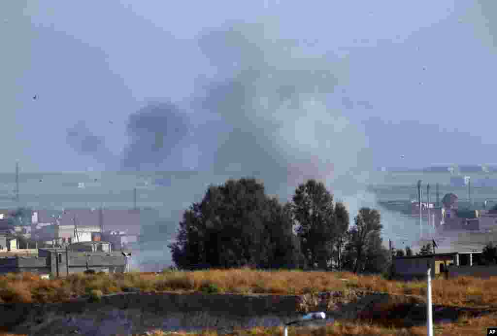 En esta foto, tomada desde el lado turco de la frontera entre Turquía y Siria, se aprecia el humo de un incendio dentro de Siria durante el bombardeo de las fuerzas turcas el miércoles 9 de octubre de 2019. (Foto AP / Lefteris Pitarakis).