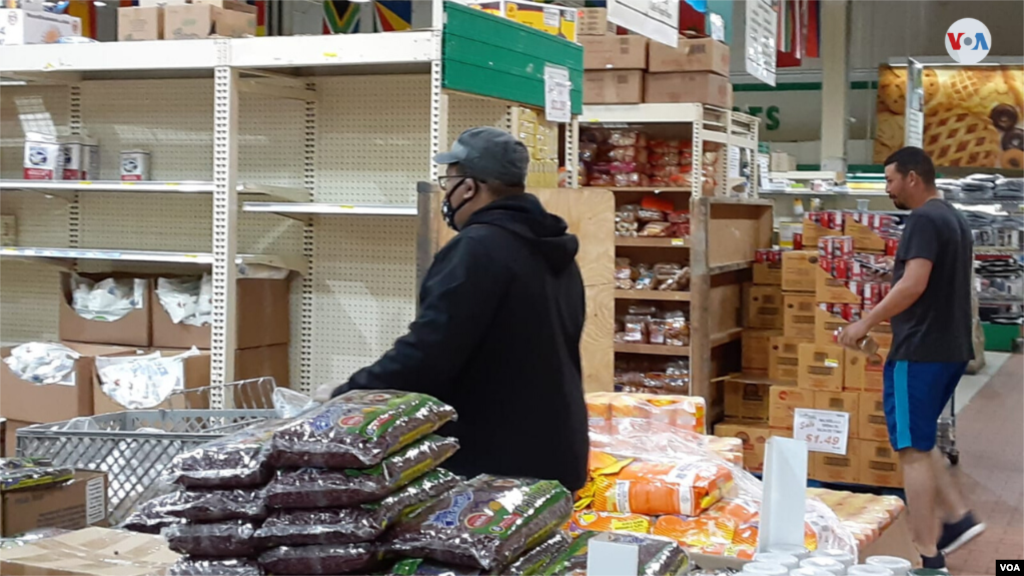 Clientes de los supermercados en la ciudad de Manassas, en el condado Príncipe Williams, ahora portan tapabocas y guardan distancia prudencial como norma de protección. [Foto: Mitzi Macías]