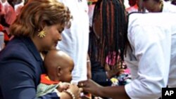 L'ancienne première dame du Burkina Faso, Chantal Compaoré, aidant à vacciner un enfant contre la méningite en décembre 2010. 9Photo d'archives).