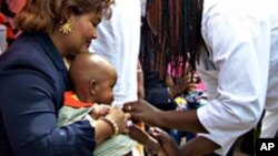 L'ex-première dame du Burkina Faso, Chantal Compaoré, aidant à vacciner un enfant contre la méningite en décembre 2010.