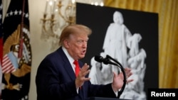 Президент США Дональд Трамп проводит торжественное мероприятие в Белом доме, посвященное Дню Колумба. 9 октября 2026 года. Reuters. 