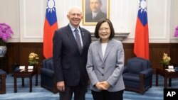 En esta imagen, distribuida por la oficina presidencial de Taiwán, la presidenta de Taiwán, Tsai Ing-wen (derecha), posa con el diputado republicano estadounidense Jack Bergman, en Taipéi, Taiwán, el 28 de marzo de 2024.