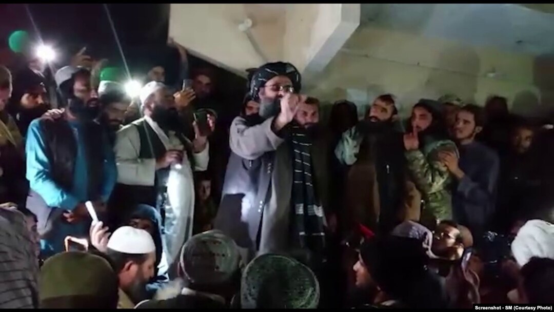 ملا عبدالغني برادر د خپلو پلویانو په منځ کې خبرې کوي