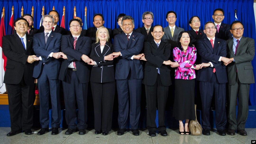 Ngoại trưởng Mỹ Hillary Rodham Clinton chụp hình lưu niệm với các nhà lãnh đạo ASEAN tại Jakarta, Indonesia, ngày 4/9/2012