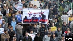 Para demonstran pendukung tokoh oposisi Mir Hossein Mousavi dan Mehdi Karroubi turun ke jalan-jalan di Iran, Jumat (2/18).