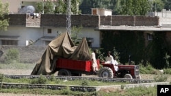 نمایی از محل اقامت اسامه بن لادن در ابت آباد پاکستان، ۲ مه ۲۰۱۲، یک روز پس از به دام افتادن بن لادن