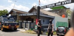 Suasana menggeledah rumah seorang tersangka teroris, berinisial JND, yang ditangkap oleh Detasemen Anti-teror di Nayu Nusukan Solo Timur, Senin, 18 November 2019. (Foto: VOA / Yudha)