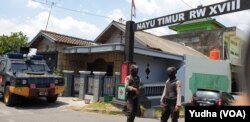 Suasana menggeledah rumah seorang tersangka teroris, berinisial JND, yang ditangkap oleh Detasemen Anti-teror di Nayu Nusukan Solo Timur, Senin, 18 November 2019. (Foto: VOA / Yudha)