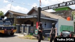 Ilustrasi - Detasemen Anti-teror di Nayu Nusukan Solo Timur, melakukan penggeledahan rumah seorang tersangka teroris, berinisial JND, yang ditangkap, Senin, 18 November 2019. (Foto: VOA / Yudha)