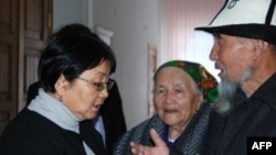 Роза Отунбаева принимает посетителей
