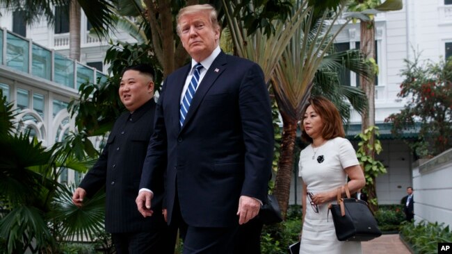 2019年2月28日特朗普和朝鲜领导人金正恩在河内索菲特大都市饭店散步。