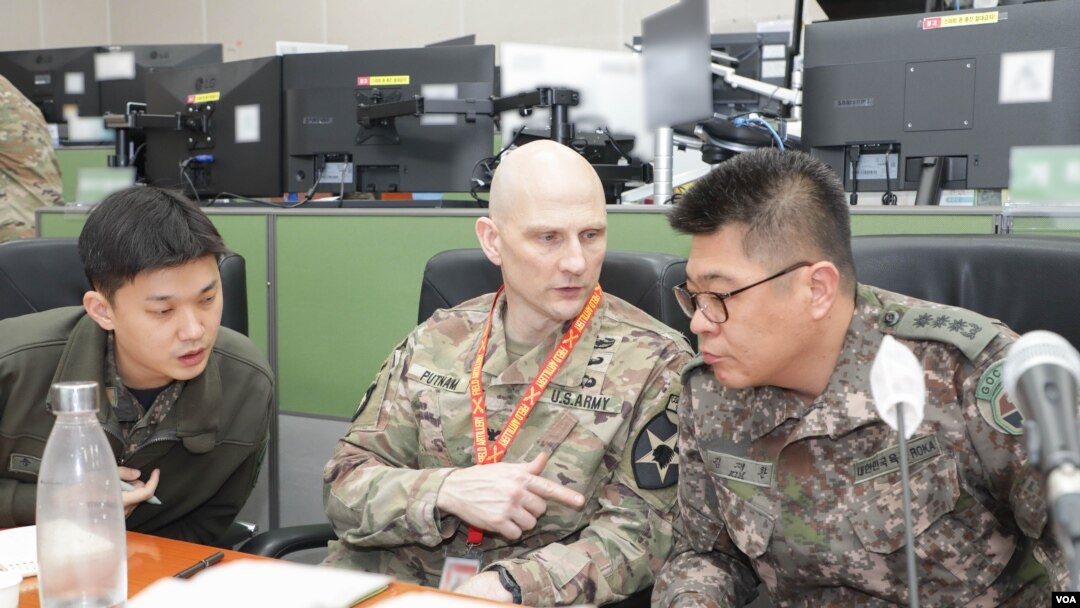 2025년 1월 16일 지상작전사령부에서 한국 대화력전 과장(우측)과 미2사단 포병여단장(중앙)이 작전토의를 하고 있다. (사진출처: 지상작전사령부)