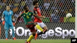 Le Camerounais Sebastien Siani contre l'Égyptien Amr Warda lors de la finale de la CAN 2017, au stade de l'Amitié, à Libreville, le 5 février 2017.