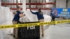 美国联邦调查局提供的图片显示调查局特工在检验美国海军在南卡罗莱纳州海岸外打捞出来的被击落的中国间谍气球碎片。（2023年2月7日）