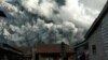 Indonezija upozorava na nove erupcije, dok vulkan izbacuje pepeo