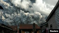 Oblak vulkanskog pepela izbija iz planine Sinabung šireći se satima po gradu Karo, Severna Sumatra, Indonezija, 9. juna 2019.