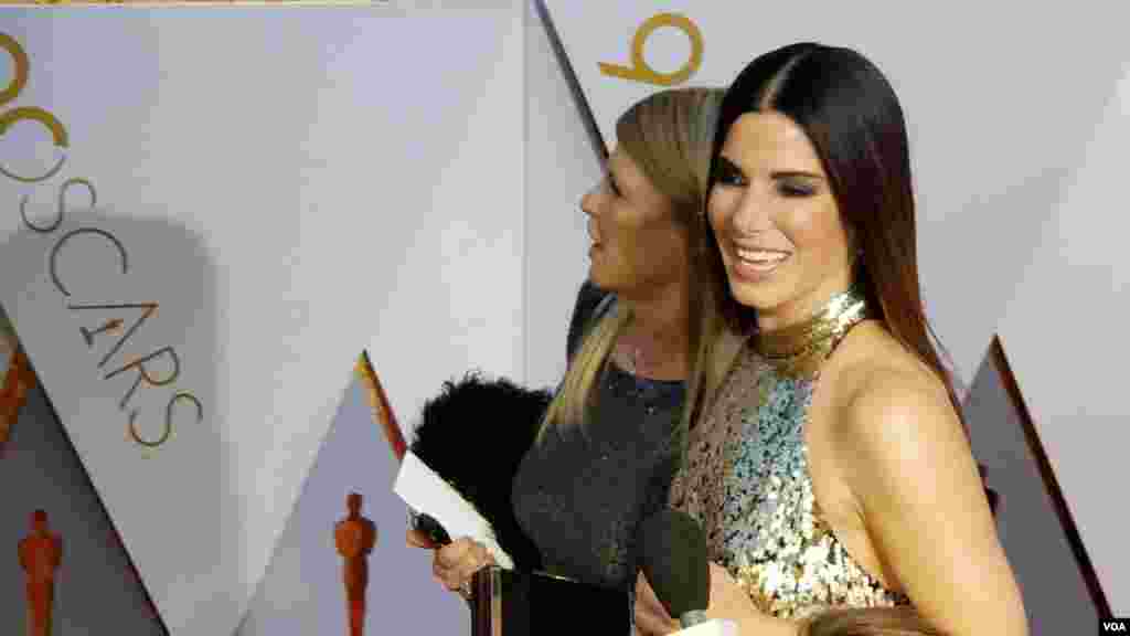 Sandra Bullock parle à la presse lors des Oscars au Dolby Theater de Los Angeles, le 4 mars 2018 (VOA/Arzouma Kompaore)