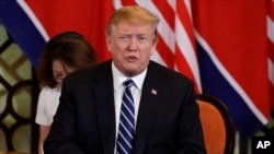 도널드 트럼프 미국 대통령이 지난 2월 베트남 하노이에서 열린 김정은 국무위원장과의 만찬에서 모두발언을 하고 있다.