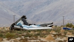 Những bộ phận của tàu SpaceShipTwo nằm rải rác trong sa mạc Mojave, California, 31/10/2014.