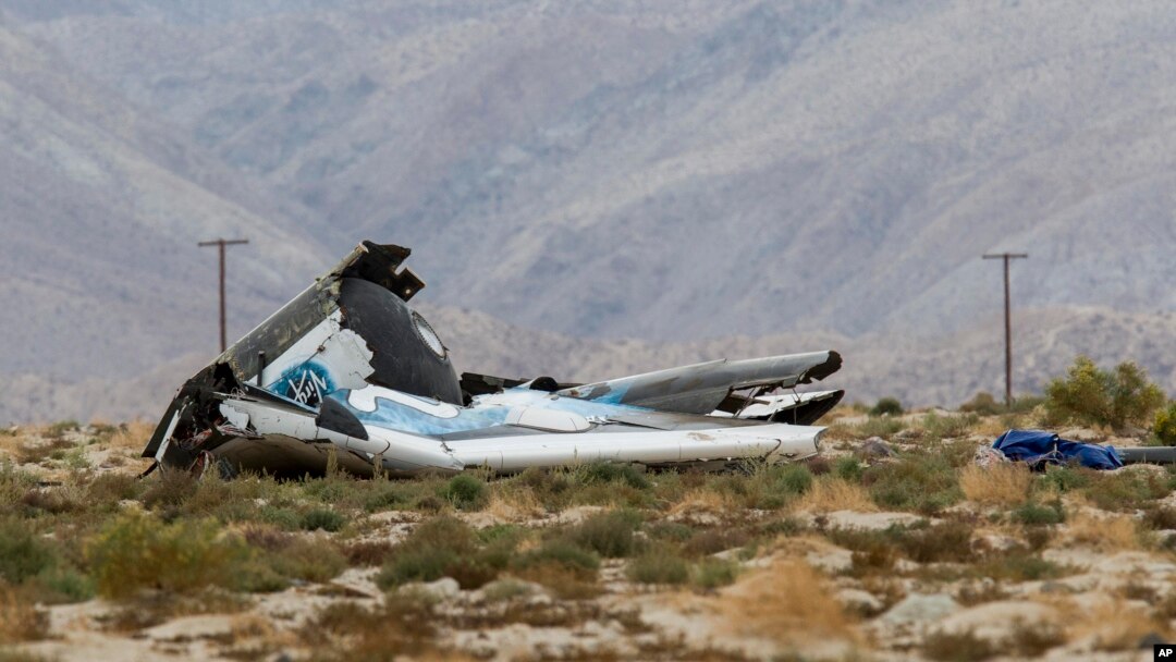 Những bộ phận của tàu SpaceShipTwo nằm rải rác trong sa mạc Mojave, California, 31/10/2014.