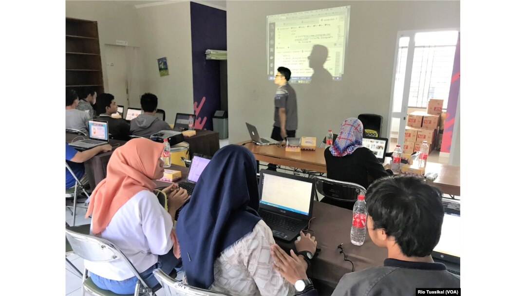 Belasan disabilitas muda mengukuti Coding Mum Difabel di Bandung dan diharapkan cakap di era digital, 17 Juli 2019. (Foto: Rio Tuasikal/VOA)