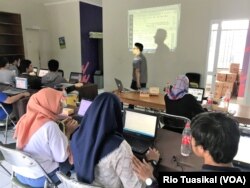 Belasan disabilitas muda mengukuti Coding Mum Difabel di Bandung dan diharapkan cakap di era digital, 17 Juli 2019. (Foto: Rio Tuasikal/VOA)