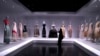 Медиа-анонс выставки Института костюма «Женщины одевают женщин» в Музее искусств Метрополитен в Нью-Йорке 4 декабря 2023 года