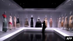 Медиа-анонс выставки Института костюма «Женщины одевают женщин» в Музее искусств Метрополитен в Нью-Йорке 4 декабря 2023 года