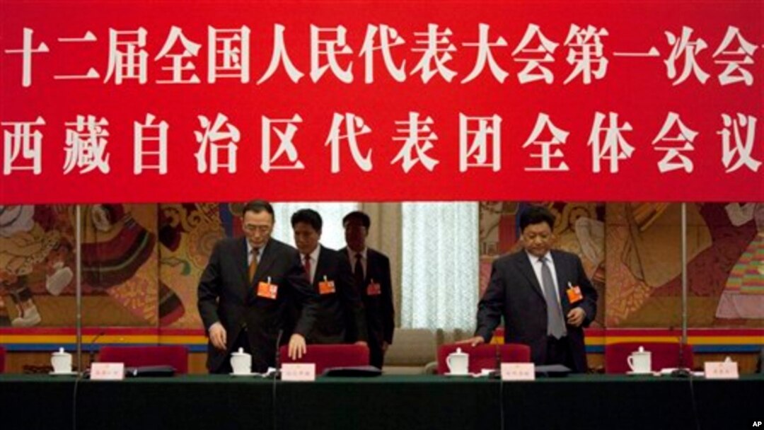 西藏自治區人大主任白瑪赤林（右）和西藏自治區主席向巴平措（左）進入北京人民大會堂內人大會議西藏自治區代表團的討論會場。