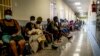 Des gens font la queue pour se faire vacciner contre le COVID-19, à l'hôpital Lenasia South, près de Johannesburg, en Afrique du Sud, le 1er décembre 2021.