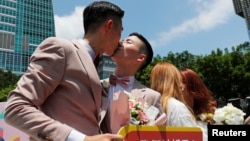 Гей-молодожены обмениваются поцелуями во время свадебного праздника после регистрации брака, Тайбэй, Тайвань, 24 мая 2019 года