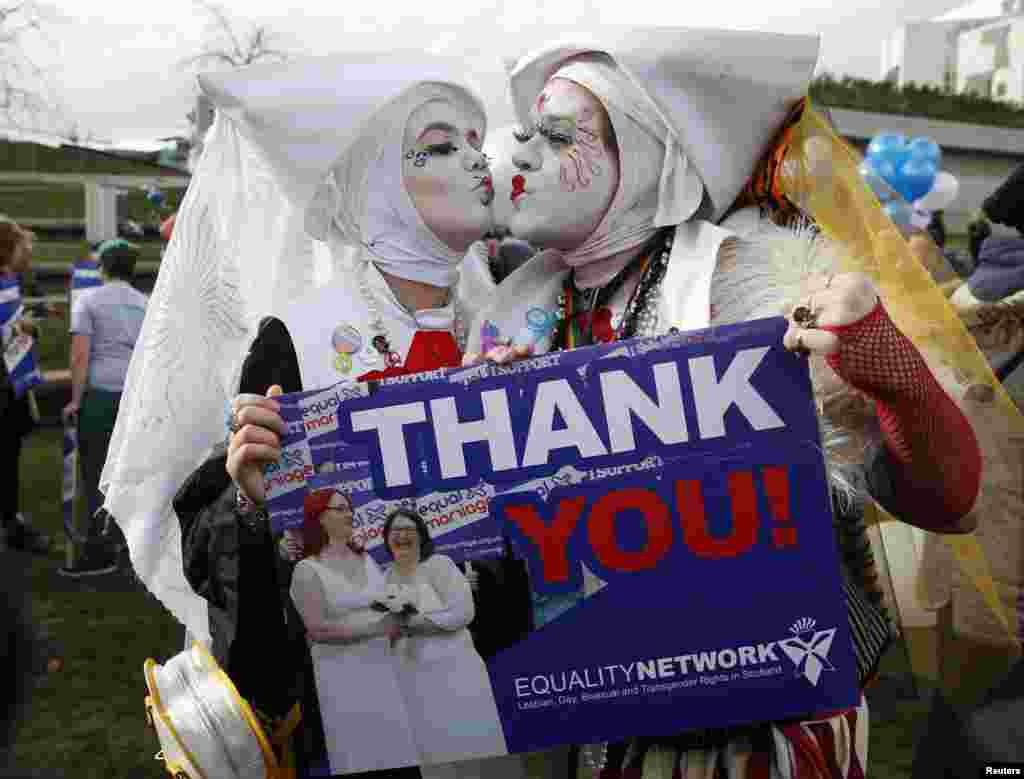 Những người ủng hộ tham dự một hôn lễ đồng giới mang tính biểu tượng bên ngoài Quốc hội Scotland ở Edinburgh, Scotland. Scotland đã bỏ phiếu cho phép hôn nhân đồng tính, trở thành quốc gia thứ 17 bật đèn xanh cho hôn nhân đồng tính và mở đường cho những lễ cưới đầu tiên vào cuối năm nay.