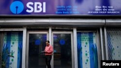 স্বল্প মেয়াদের ভিসা নিয়ে আসা অনেক কর্মীর টাকা ফুরিয়ে যাচ্ছে। ফাইল ফটোঃ ৯ ফেব্রুয়ারি, ২০১৮।