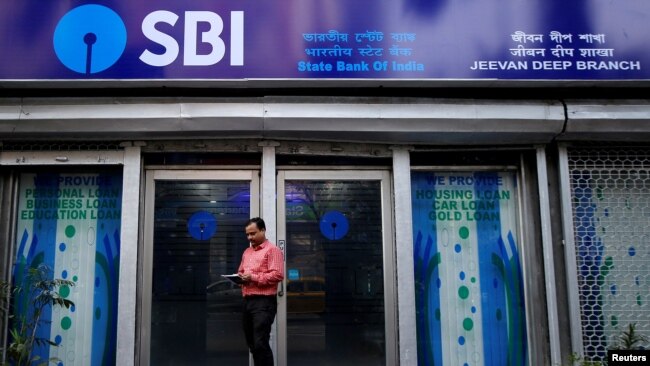 স্বল্প মেয়াদের ভিসা নিয়ে আসা অনেক কর্মীর টাকা ফুরিয়ে যাচ্ছে। ফাইল ফটোঃ ৯ ফেব্রুয়ারি, ২০১৮।