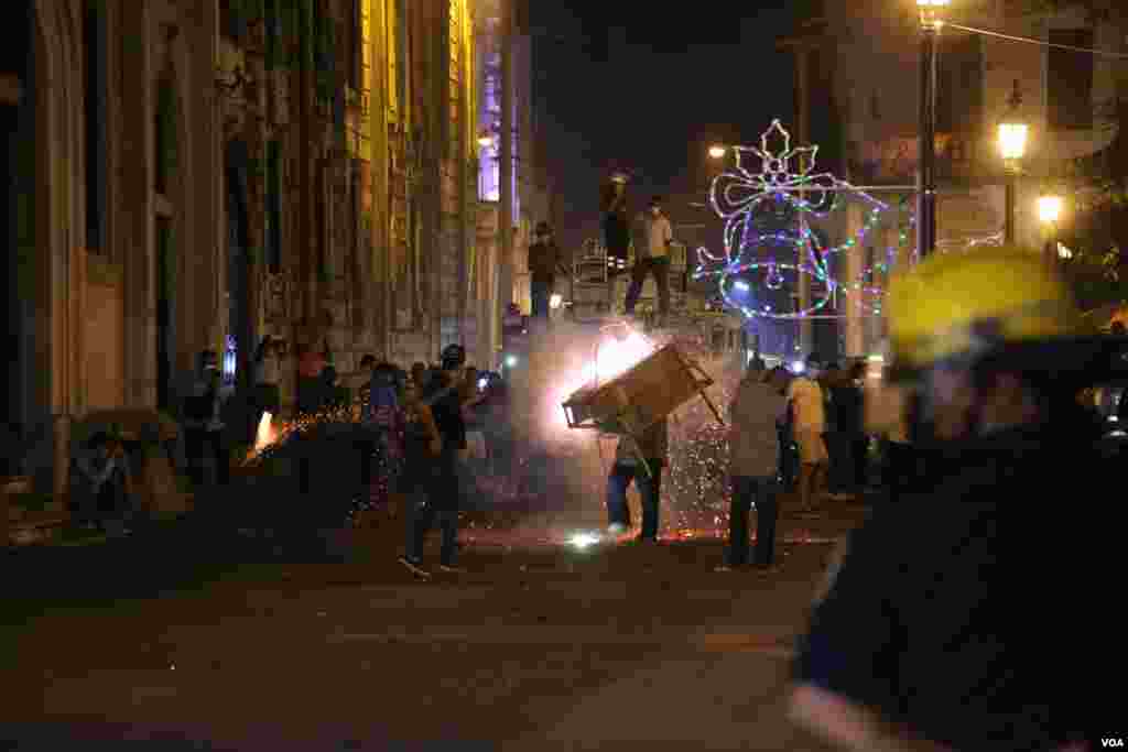 En algunas ciudades de Nicaragua como León, se realizan actividades con fuegos artificiales. [Foto Houston Castillo, VOA].