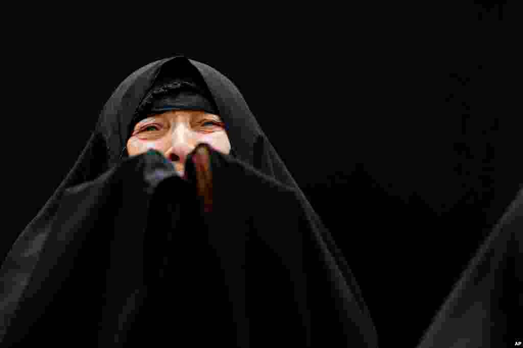 A Shi&#39;ite woman prays at the Imam Moussa al-Kadhim shrine at Kazimiyah district of Baghdad, Iraq. Tens of thousands of Shiite pilgrims are converging on a golden-domed Shiite shrine in northern Baghdad to commemorate the death of Imam Moussa al-Kadhim, one of the 12 imams of Shi&#39;ite.