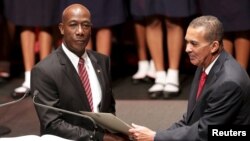 Keith Rowley (L) and President of Trinidad and Tobago Anthony Carmona shake hands during Rowley's swear-in ceremony as prime minister of Trinidad and Tobago in Port-of-Spain, Sept. 9, 2015.