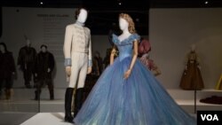 Gaun biru yang dikenakan oleh aktris Lily Collins dalam film "Cinderella" dipamerkan di Museum Fashion Institute of Design and Merchandising (FIDM), Los Angeles, California (Foto: FIDM Museum).