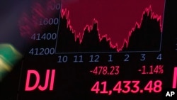 Una pantalla en la Bolsa de Nueva York refleja el cierre del Promedio Industrial Dow Jones el 11 de marzo de 2025.