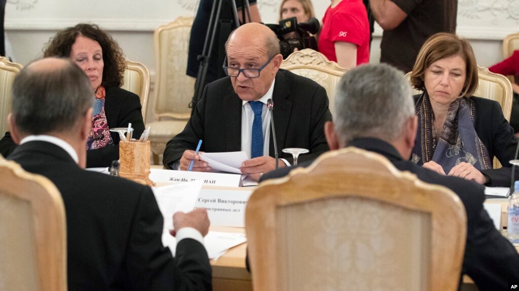 Жан-Ив Ле Дриан и Флоренс Парли беседуют с Сергеем Лавровым и Сергеем Шойгу во время их встречи в Москве, Россия, 9 сентября 2019