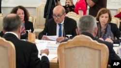 Жан-Ив Ле Дриан и Флоренс Парли беседуют с Сергеем Лавровым и Сергеем Шойгу во время их встречи в Москве, Россия, 9 сентября 2019