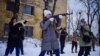 A group of reservists, some with mock weapons, train to defend Ukraine's capital, Kyiv, in the event of a Russian attack on the city. (Ricardo Marquina/VOA)